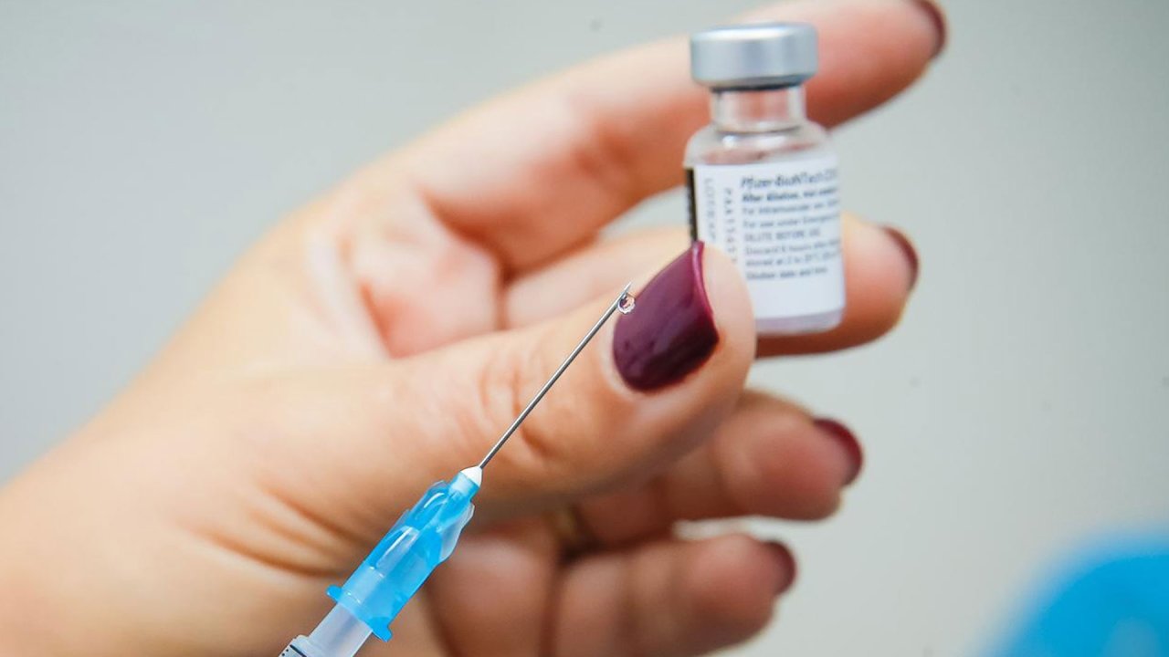 AstraZeneca, Covid-19 Aşısı Üretimini Durdurdu: Güncellenmiş Aşı Taleplerine Odaklanıyor