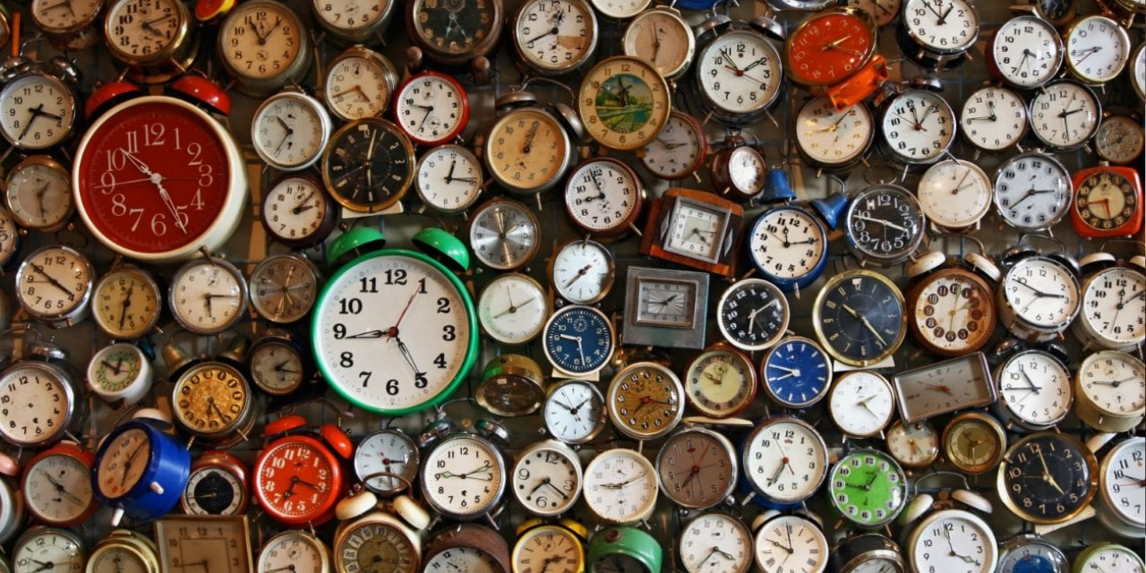 Dünyadaki bütün saatler nasıl aynı anda çalışıyor?