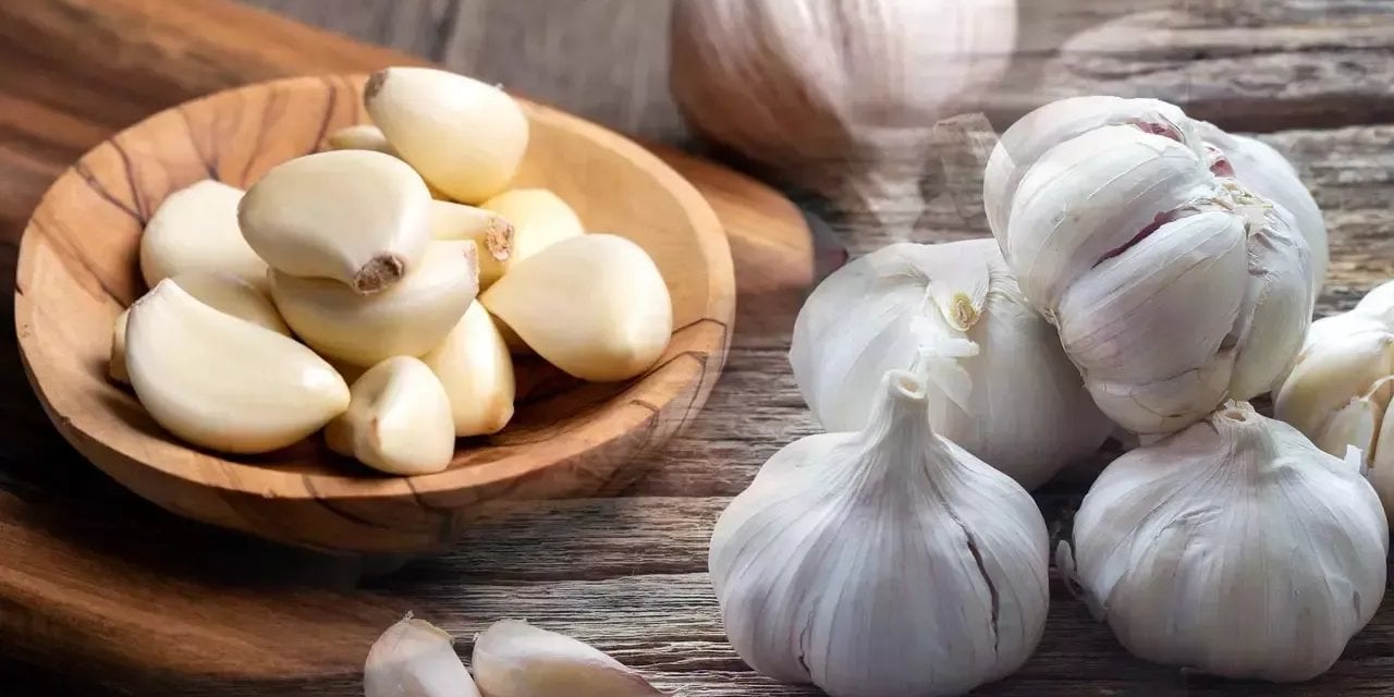 Beş diş sarımsağı kaynar suya batırmak bakın ne işe yarıyormuş!