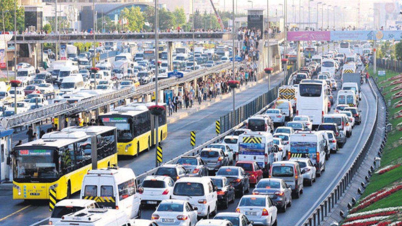İstanbul'da Haftanın İlk Günü Trafik ve Toplu Taşıma Yoğunluğu Artıyor!