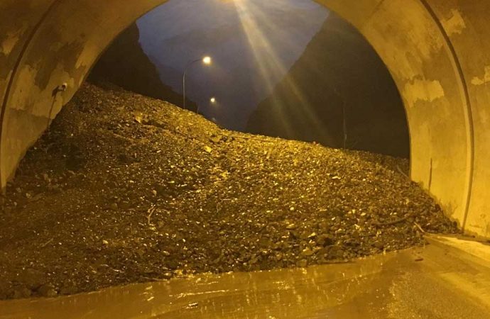 Artvin - Erzurum yolu heyelan nedeniyle kapandı