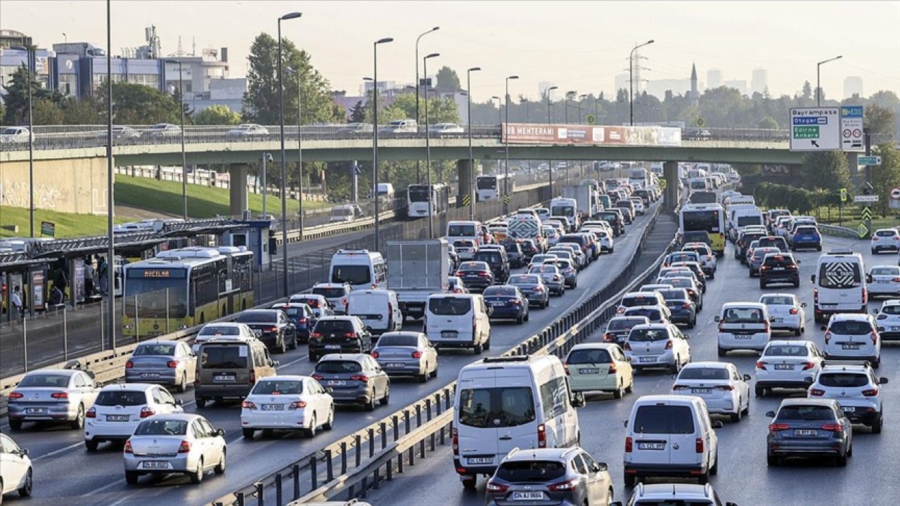 İstanbul'da Haftanın İlk İş Gününde Trafik Yoğunluğu Arttı