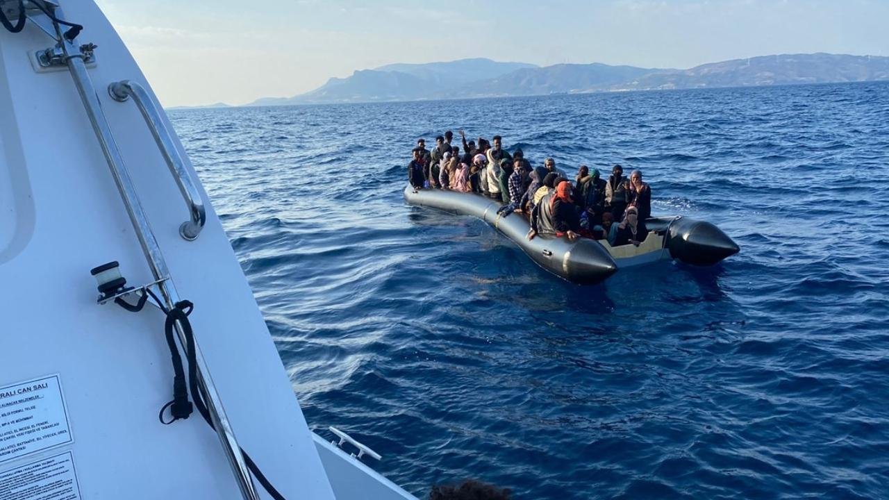 Sahil Güvenlik Operasyonunda Çeşme ve Seferihisar Açıklarında 74 Düzensiz Göçmen Yakalandı