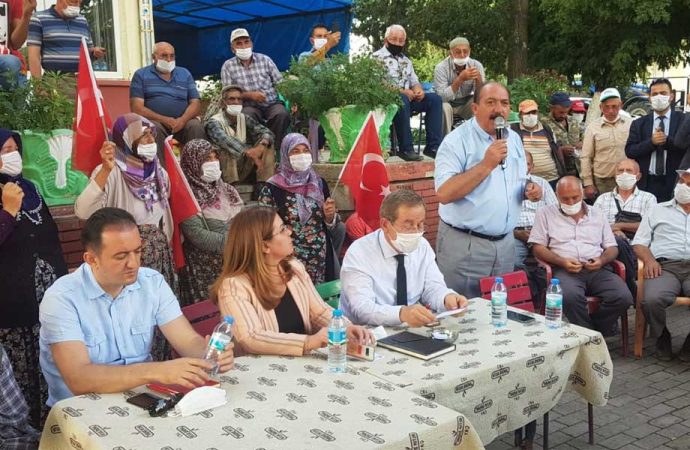 AKP'li vekilin azarladığı köyde, CHP'li vekiller Türk Bayraklarıyla karşılandı