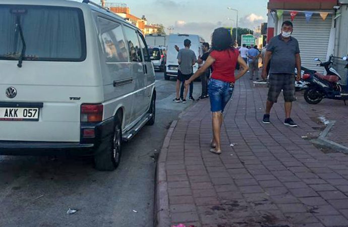 Husumetli iki grubun kırmızı ışıkta karşması kanlı bitti: 1 kişiyi öldü, 6 kişiyi hastanelik oldu