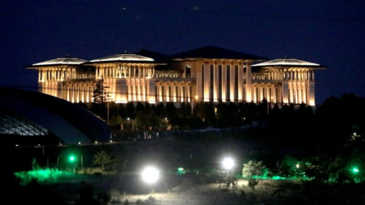 Mehmet Tezkan: Saray'ın ışıkları yansın diye bamyayı 150 liraya yiyoruz