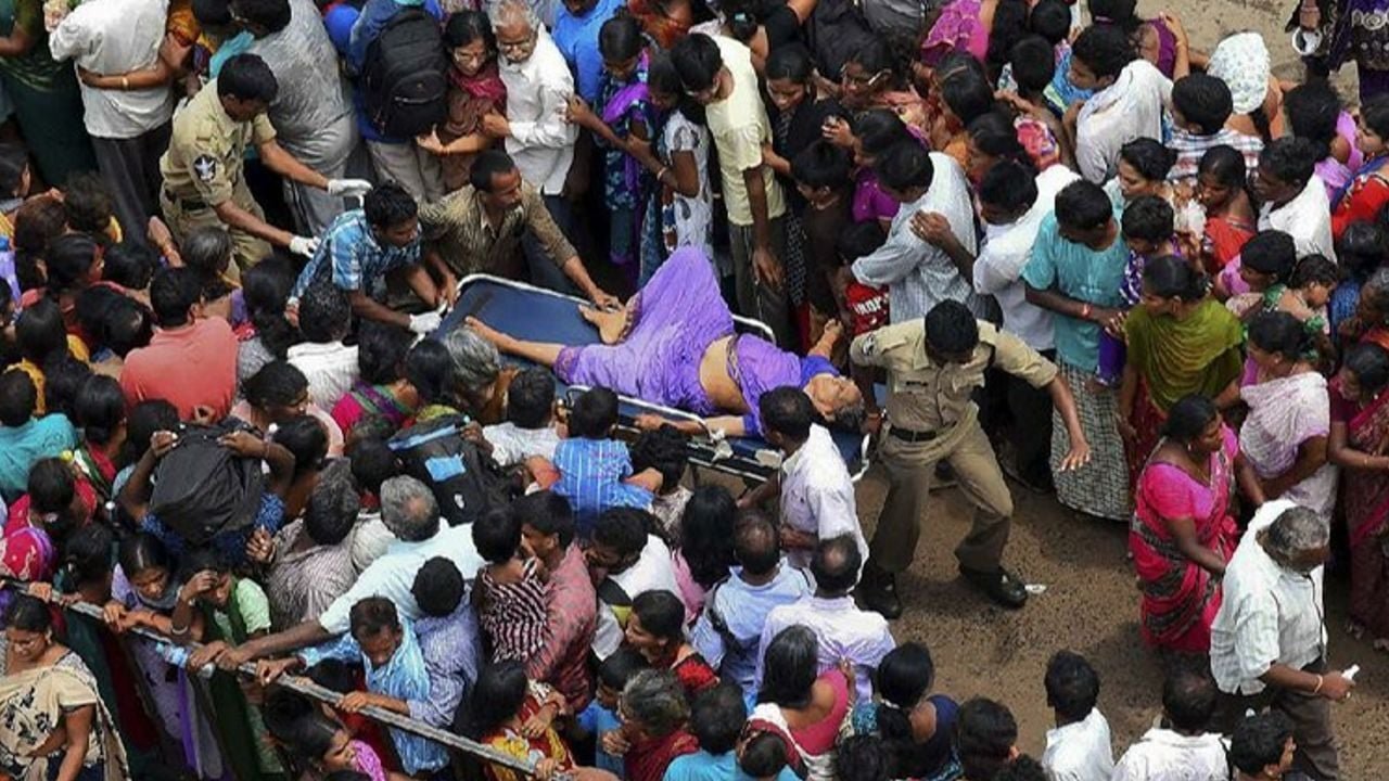 İzdihamda 121 Kişi Öldü: Hindu Etkinliğinin Sorumlusu Devprakash Madhukar Teslim Oldu