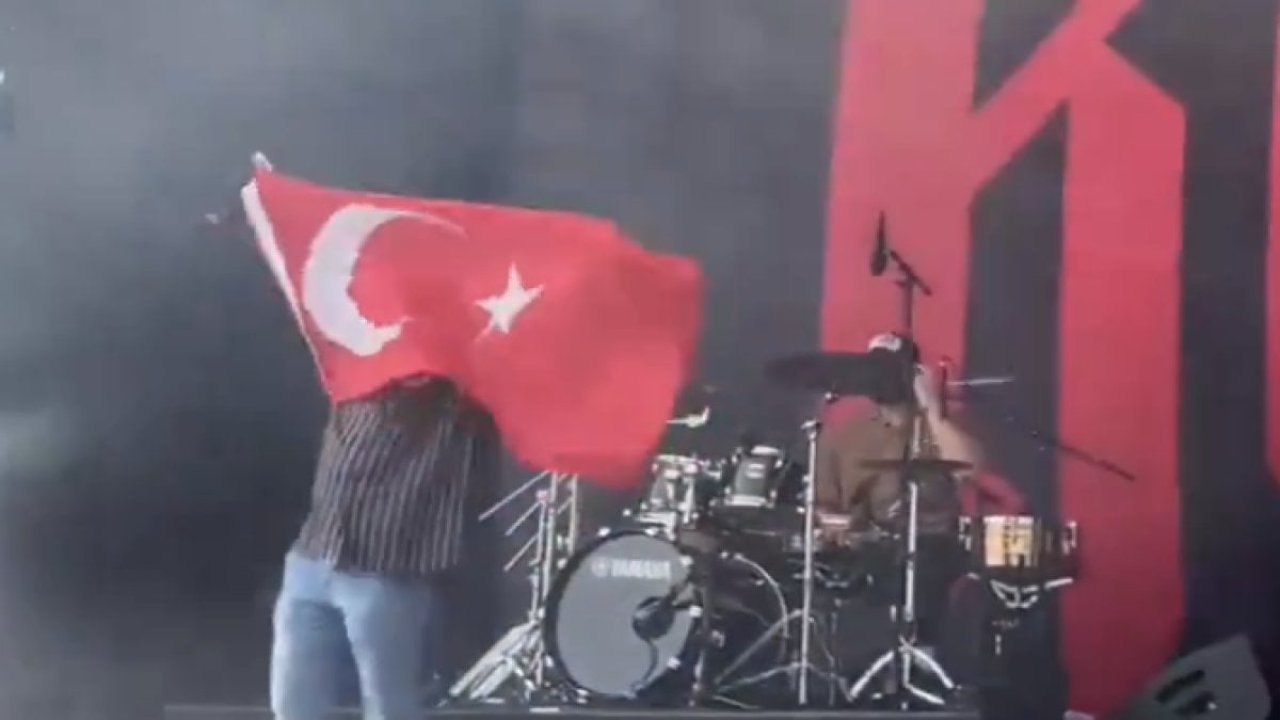 Ezhel, Avrupa'daki konserde Türk bayrağıyla sahneye çıkarak gündeme oturdu