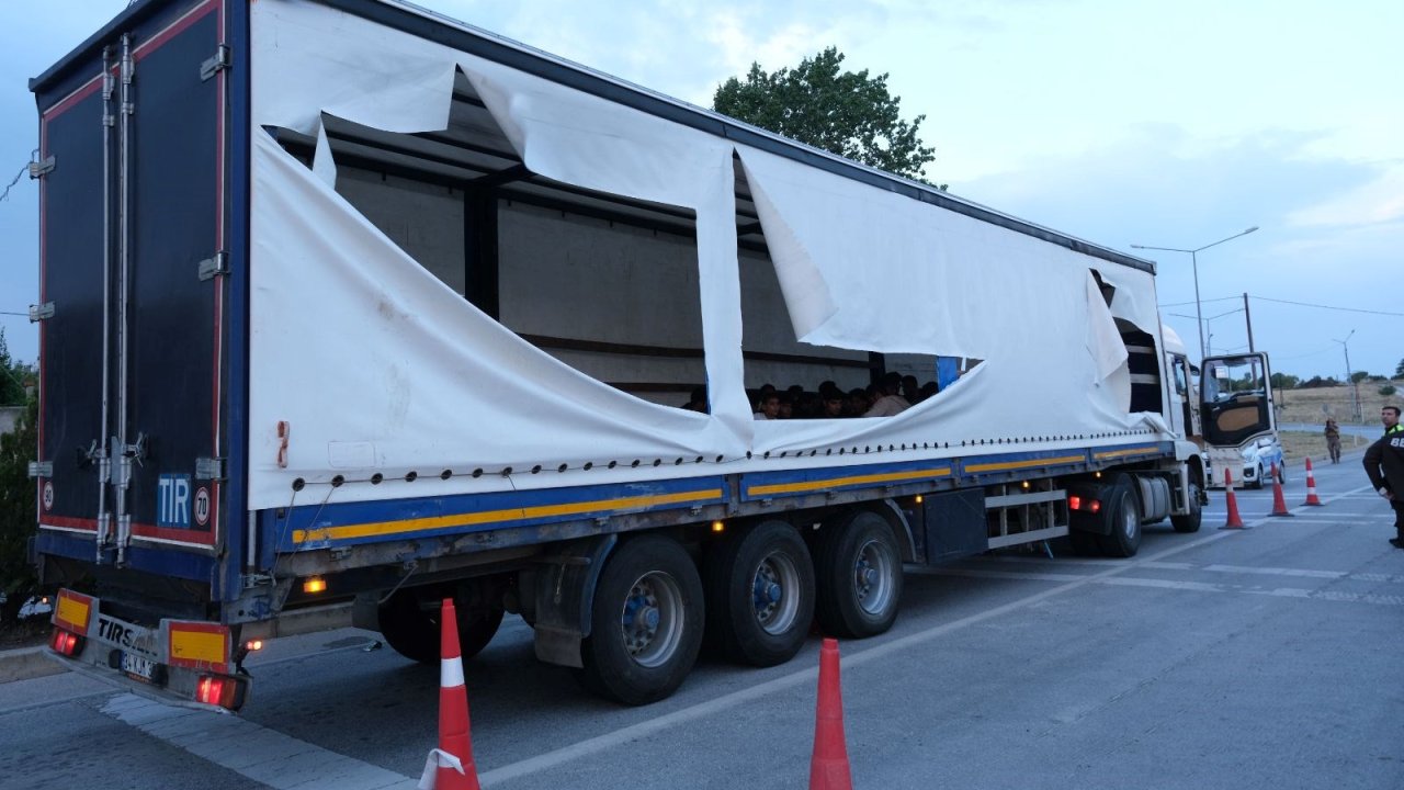 Düzensiz Göçmen Operasyonunda TIR’dan Yola Atlayan 7 Kişi Yaralandı, 51 Göçmen Yakalandı