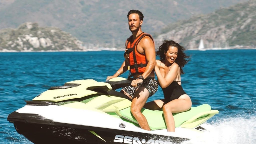 Boşanıyor Diyorlardı: Ünlü Çift Aşk Tatilinde! Pelin Akil ve Anıl Altan'dan tatil pozu!