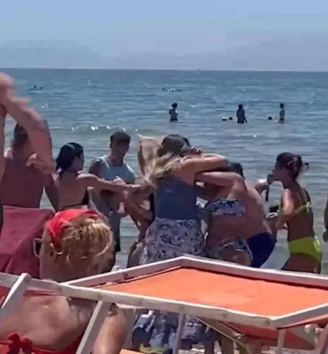 Kadınların Plaj Ortasında Şezlong Kavgası! Saç Saça Baş Başa Girdiler! Skandal!