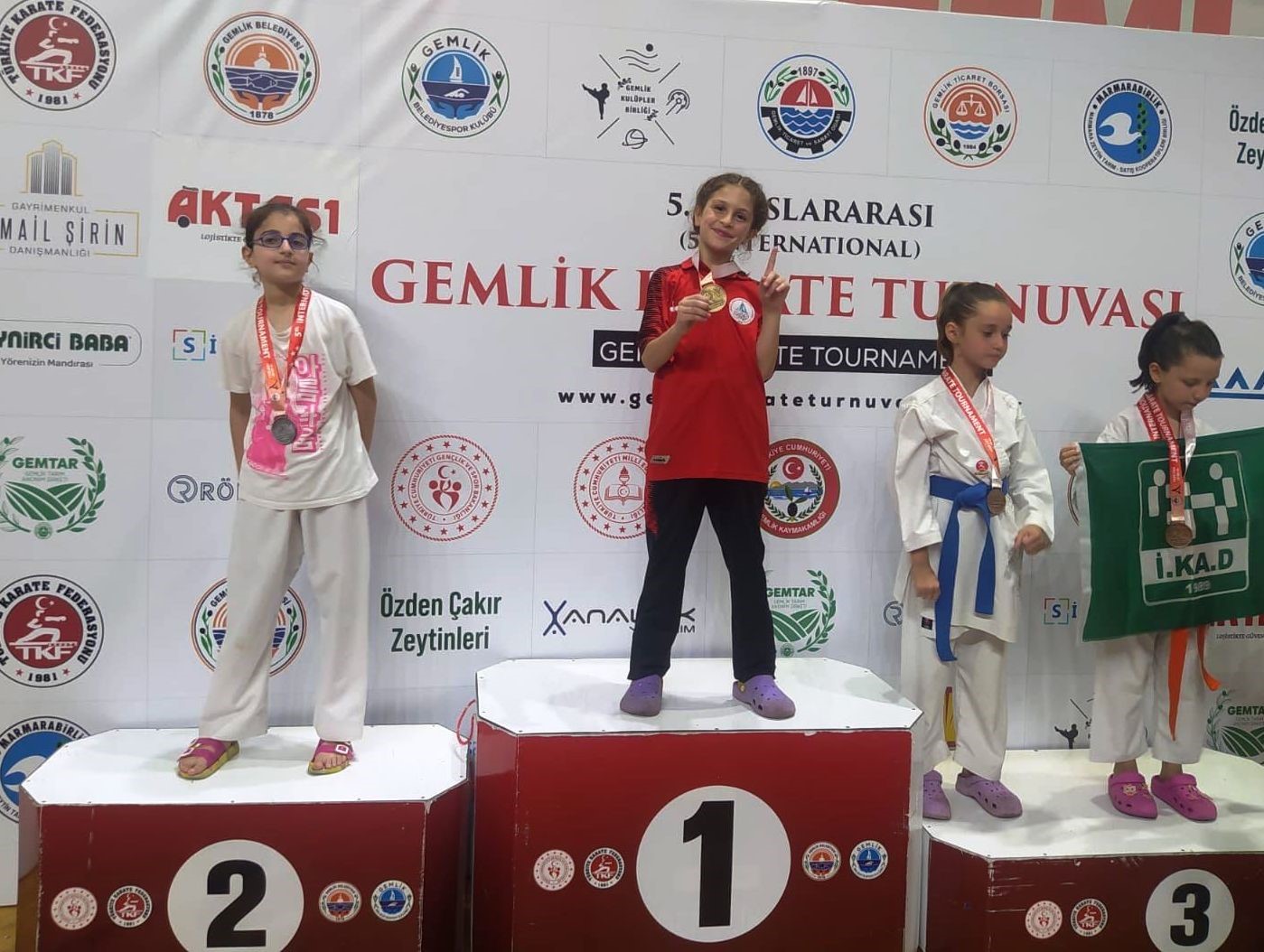 Bursa'daki 5. Uluslararası Karate Turnuvası'ndan Madalyalarla Döndü