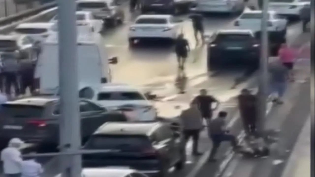 İstanbul'da zincirleme kaza: 10 araç birbirine girdi, çok sayıda yaralı var