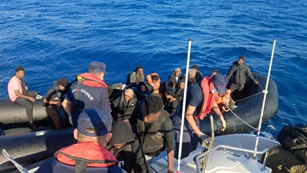 Çeşme açıklarında 46 düzensiz göçmen kurtarılmış oldu