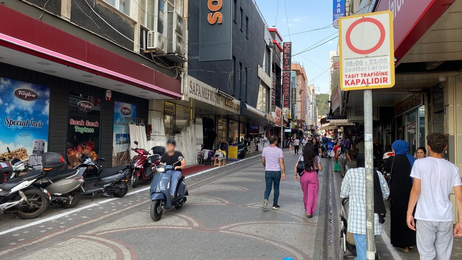 Efeler'in Umut ve Sevgi Caddesi'nde Motosiklet Tehlikesi: Esnaf ve Vatandaşlar Endişeli