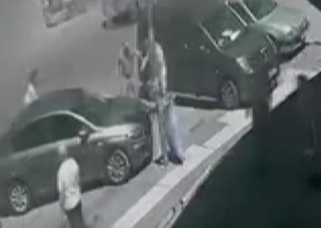 Arkadaşını boğazından bıçaklayıp öldürdü. Vahşet!