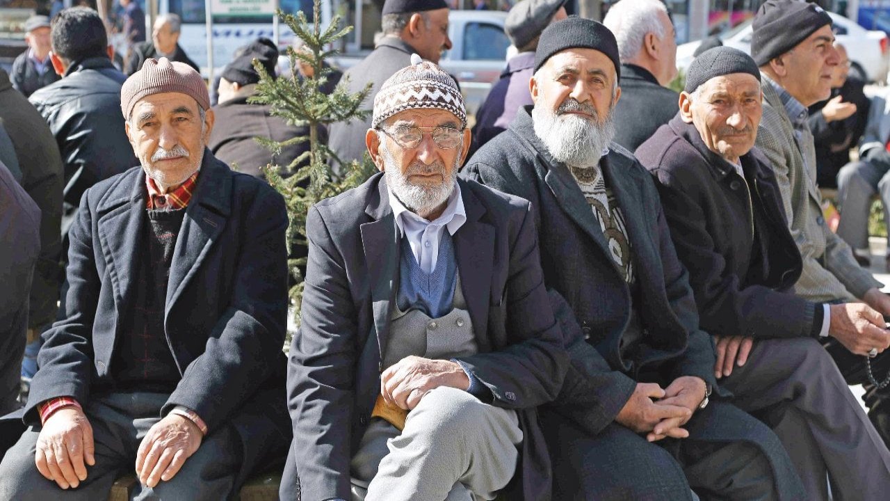 Emekliler binlerce işletmeden indirimli hizmet alacak: Uygulama resmen başladı!