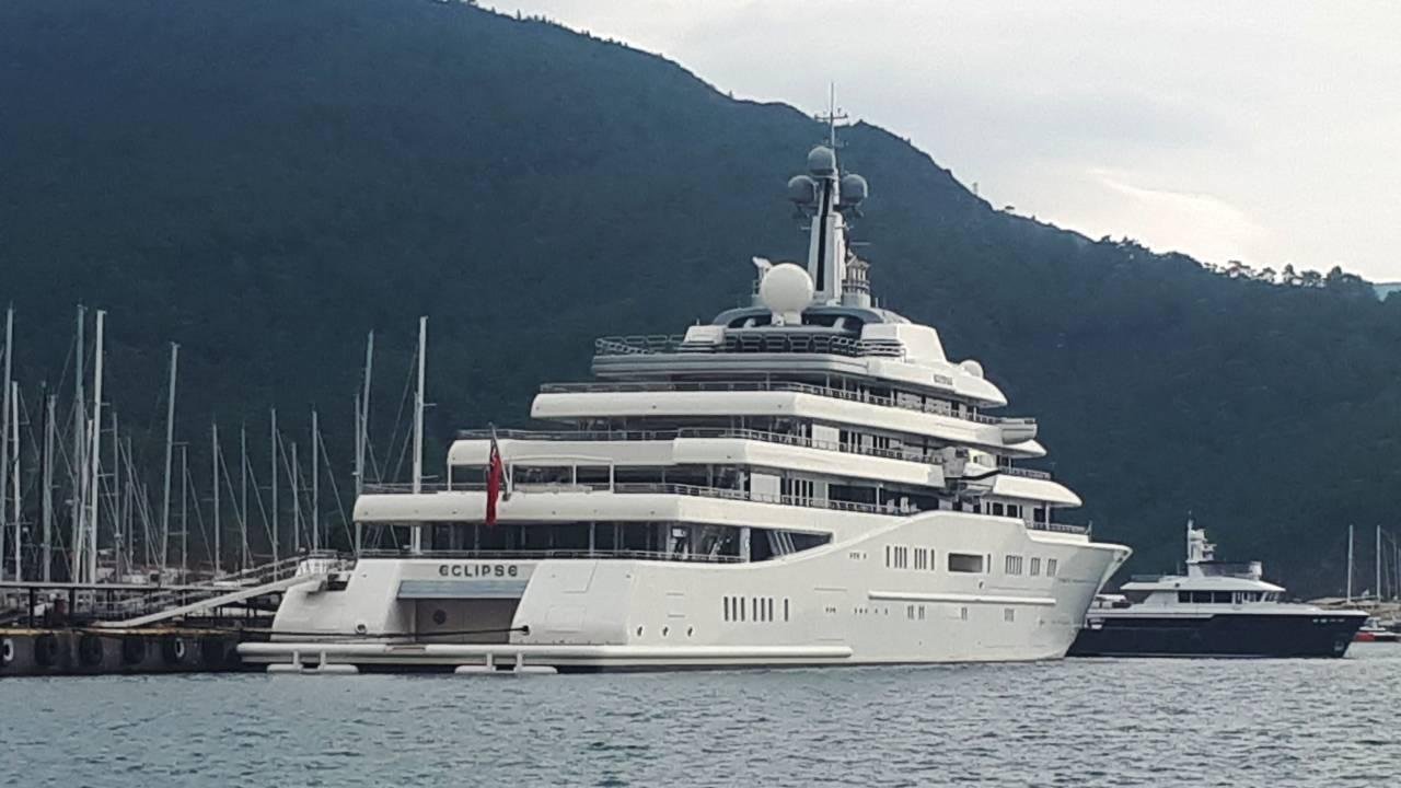Roman Abramoviç'in Lüks Yatları Türkiye'de Yüksek Bağlama Ücretleriyle Karşılaşıyor