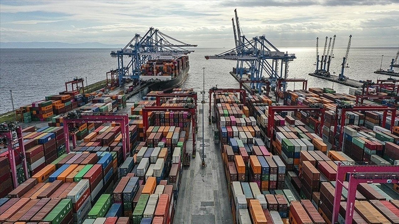 Temmuz'da Dış Ticaret Açığı Yüzde 42,3 Düştü, İhracat Yüzde 13,8 Arttı