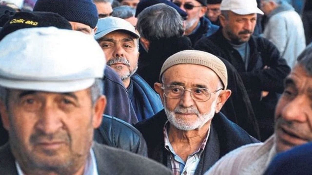 Özgür Erdursun bomba haberi verdi: Emeklilerin hesabına 10 bin lira yatırılacak!