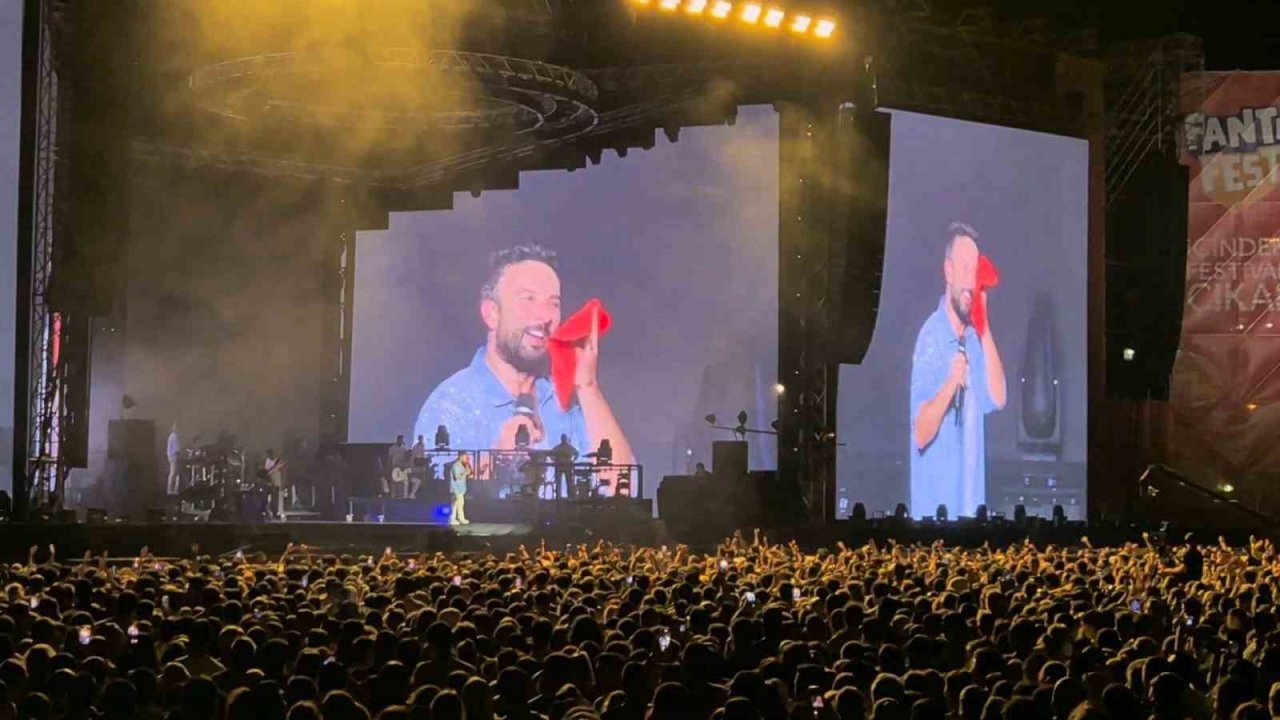 Tarkan, terini sildiği havluyu hayranlarına attı