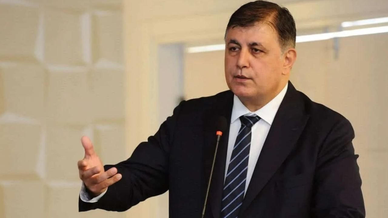 Merih Demiral'ın Bozkurt İşareti İzmir'de Tartışma Yarattı: Heykel Önergesi Reddedildi
