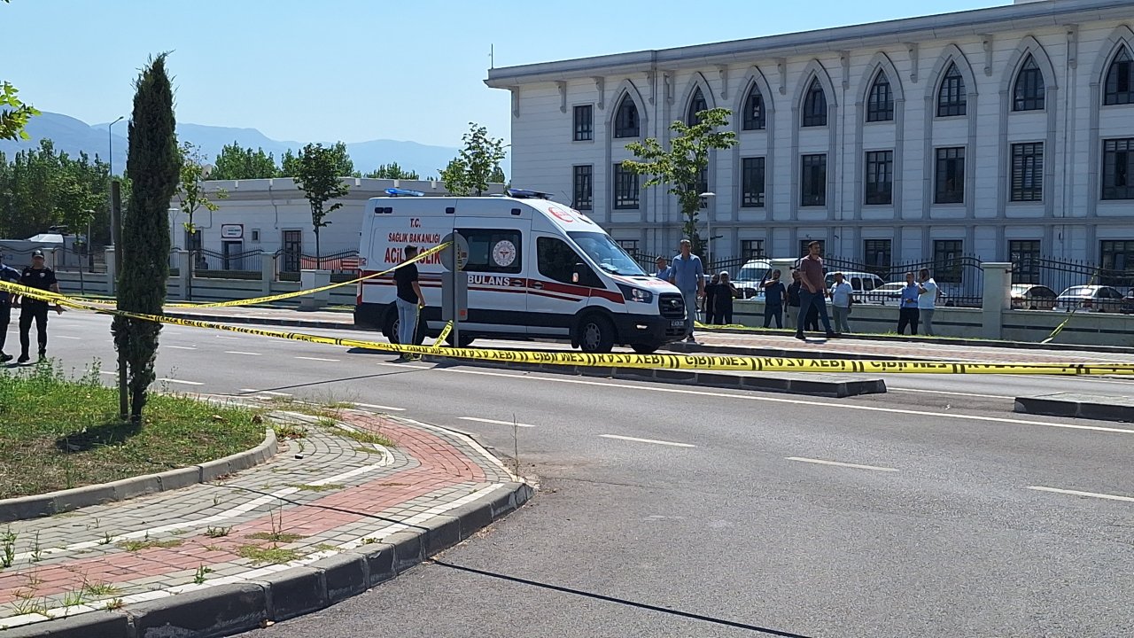 Kocaeli'de Bıçaklı Saldırı: Polis Araçlarına Zarar Verdi, Bacağından Vuruldu