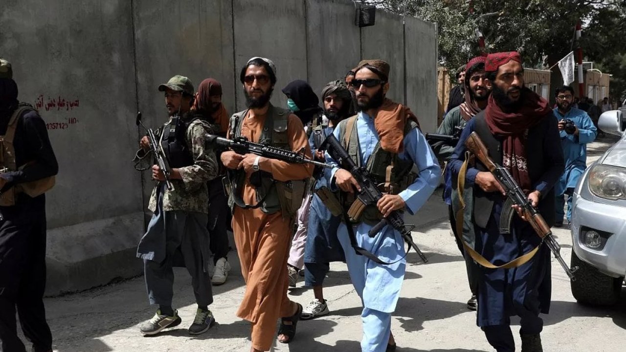 Taliban’ın Ahlak Politikaları: Sakalsız Güvenlik Güçleri Görevden Alındı