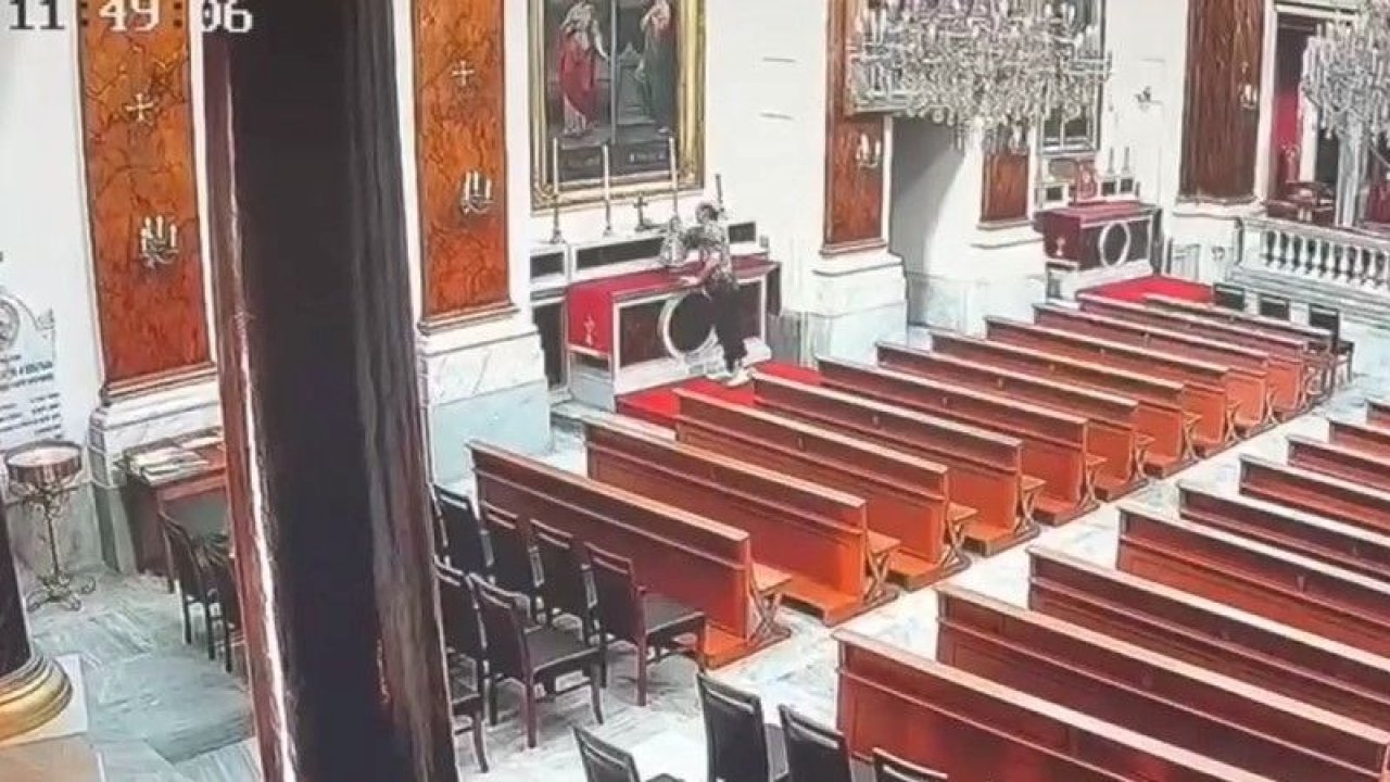 İstanbul'da Kiliseden Haç Çalan Şüpheli Yakalandı: Sevgilime Vermek İçin Çaldım Dedi