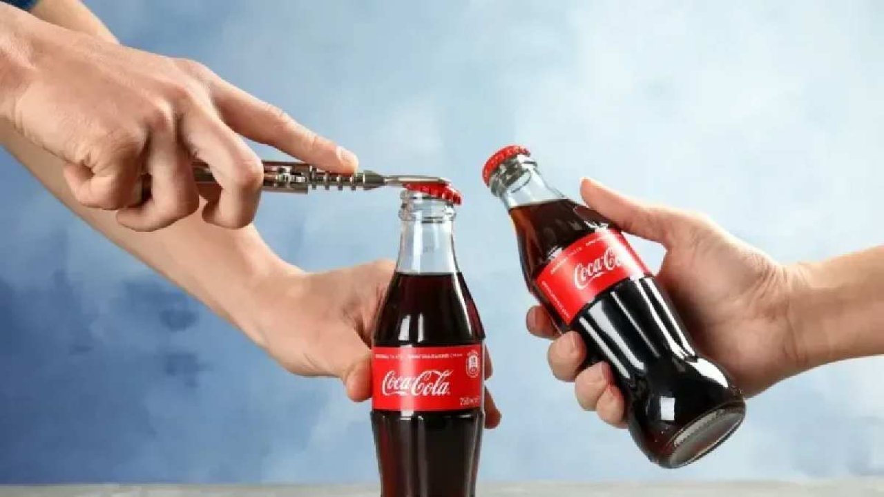 Coca Cola ve Schweppes'te Şok Edici Plastik Skandalı! Kola İçtiğinizi Mi Sanıyordunuz? İşte Gerçek!