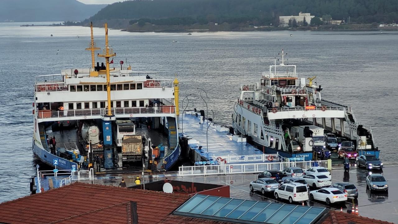 Çanakkale Boğazı'nda fırtına nedeniyle feribot seferleri iptal edildi