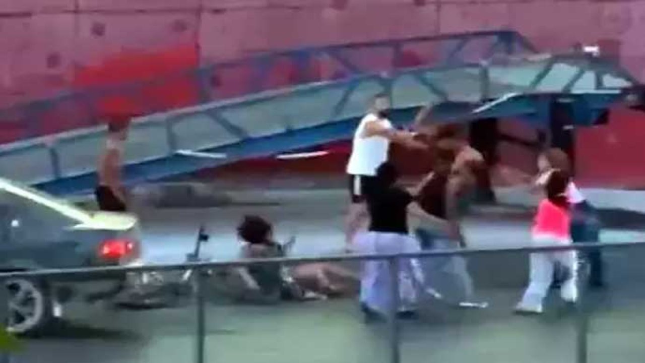 Sokak ortasında kadına şiddet: Defalarca yumruklayıp sopalarla dövdü