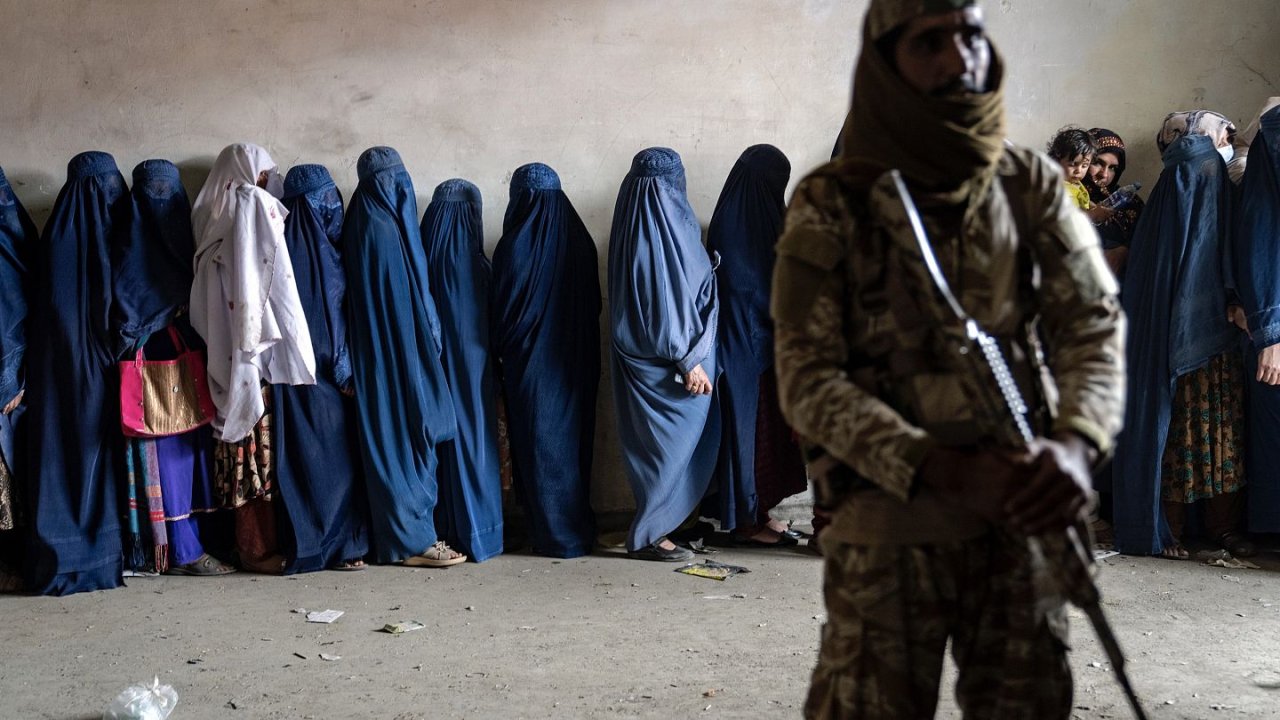 Afganistan’da Taliban’ın yeni yasası: Kadının sesi evden başka yerde çıkmayacak