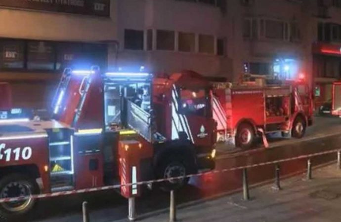 Beyoğlu'nda bulunan İstanbul Devlet Tiyatrosu binasında yangın