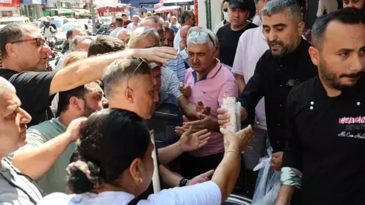 Adana’da Narin İçin Düzenlenen Yemekte Büyük İzdiham Yaşandı