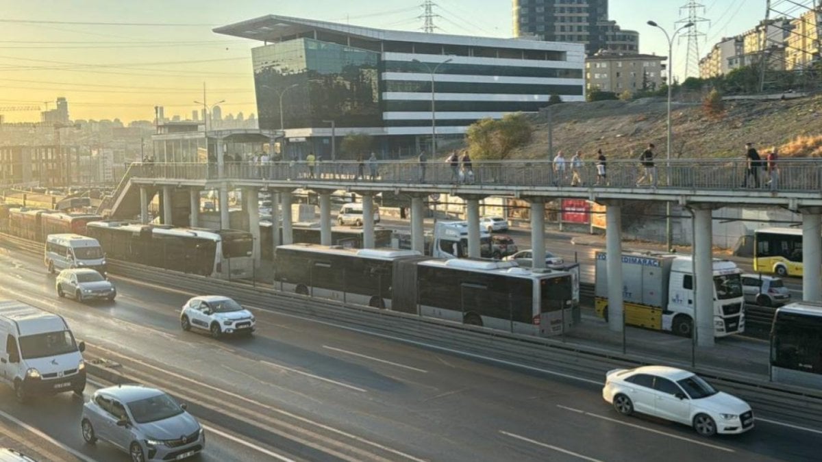 Metrobüs Lastiği Patladı, Yolcular Panik İçinde Tahliye Edildi!