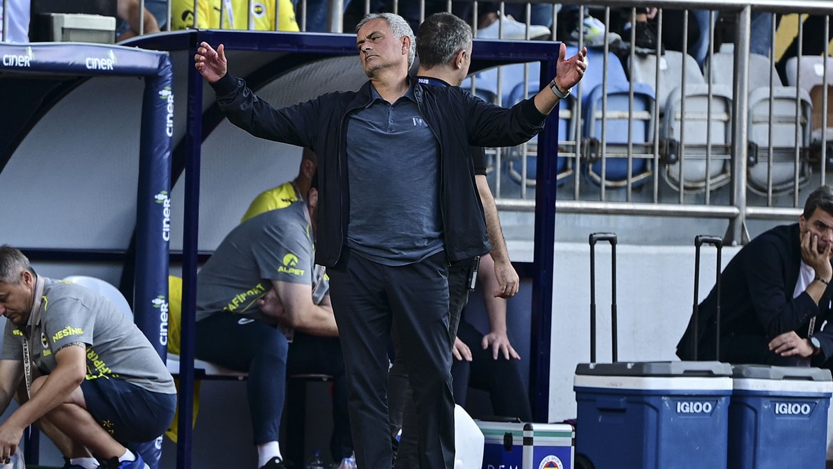 Fenerbahçe'de Fırtına: Mourinho'nun Eleştirileri Futbolcuları Sarstı!