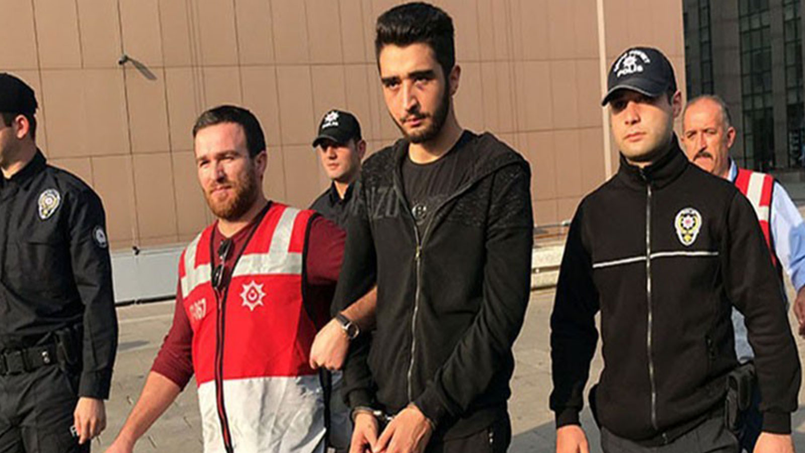 İnsanların Üzerine Otomobil Süren Eski Hakim ve Savcının Oğlundan Yeni Skandal!