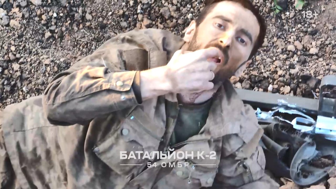 Ukrayna askerleri, bitkin haldeki Rus askerini kurtardı!