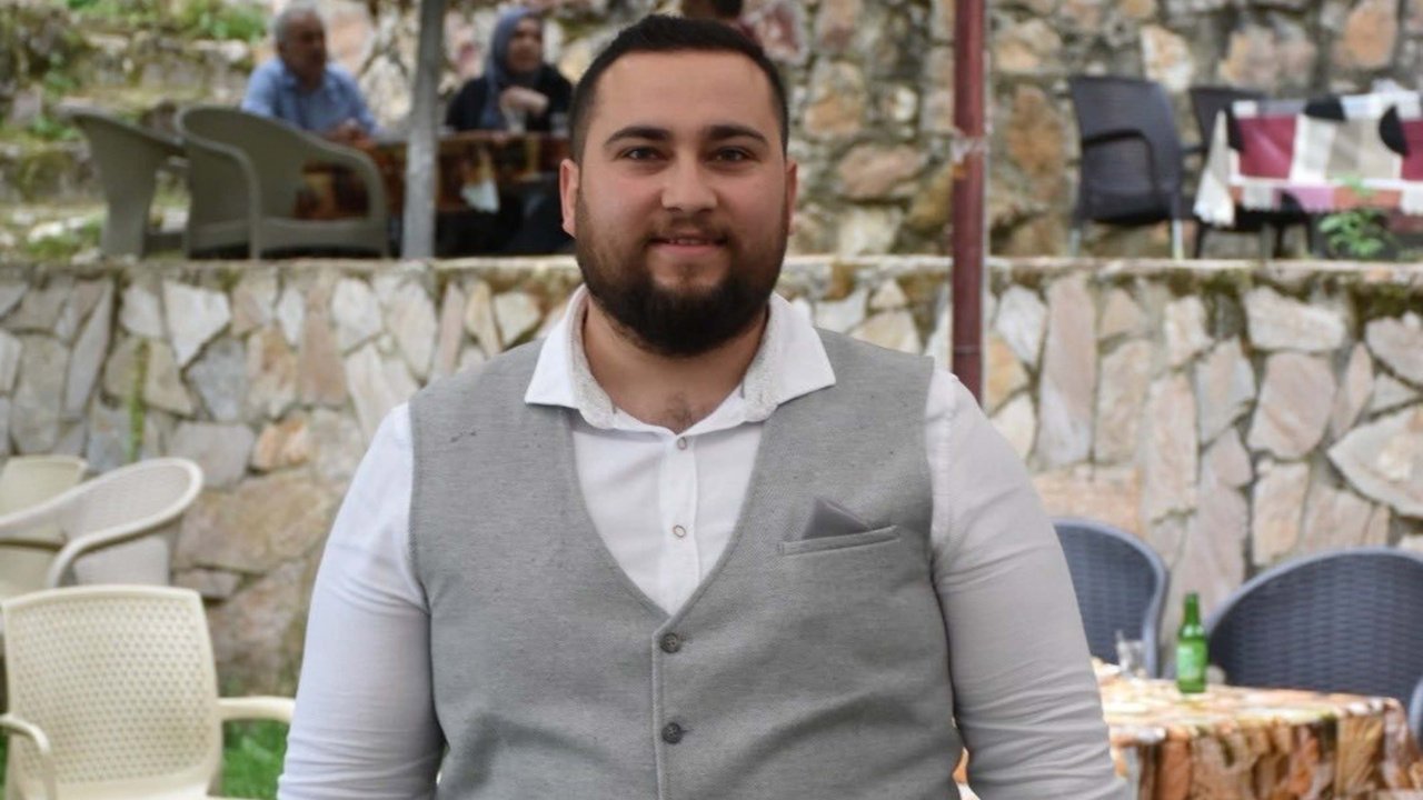 CHP Buldan İlçe Gençlik Kolları Başkanı, evini basan arkadaşı tarafından bıçaklanarak yaralandı