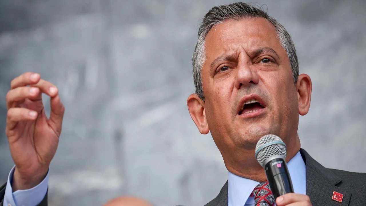 Özgür Özel'den Sert Çıkış: Yargı Oyunlarıyla Demokrasiyi Zedeleyenler Kaybedecek