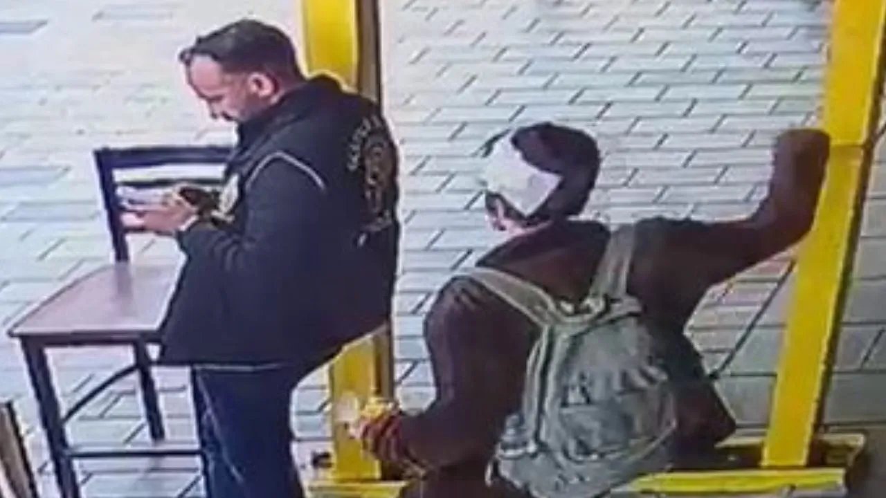 İstiklal Caddesi’nde Polis Memuruna Bıçaklı Saldırı! Olay Anı Kamerada!