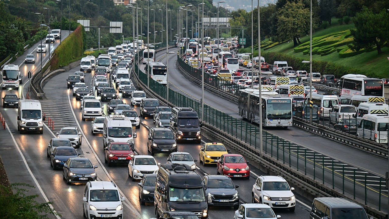 İstanbul'da trafik yoğunluğu haftanın ilk gününde yüzde 70'e ulaştı!