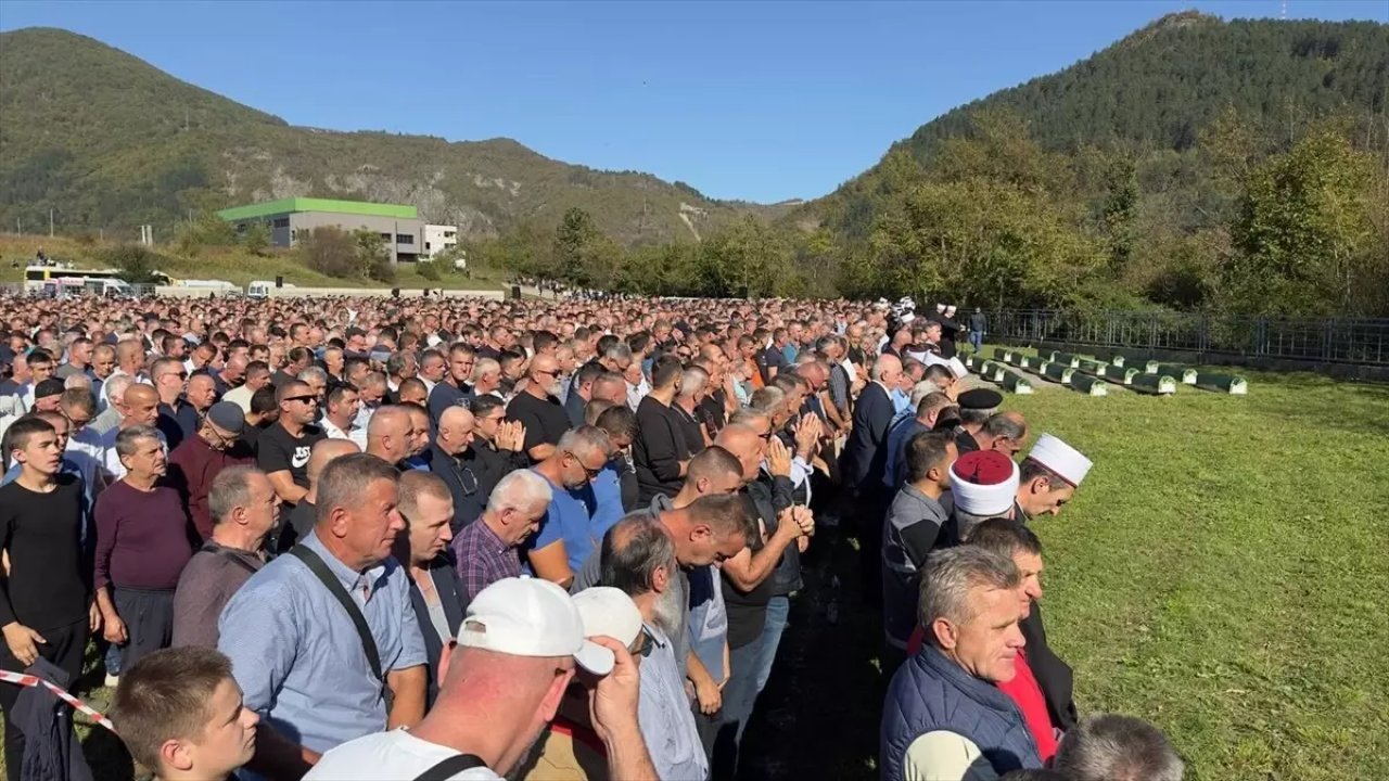 Bosna Hersek'teki selde yaşamını yitirenler için toplu cenaze töreni yapıldı!