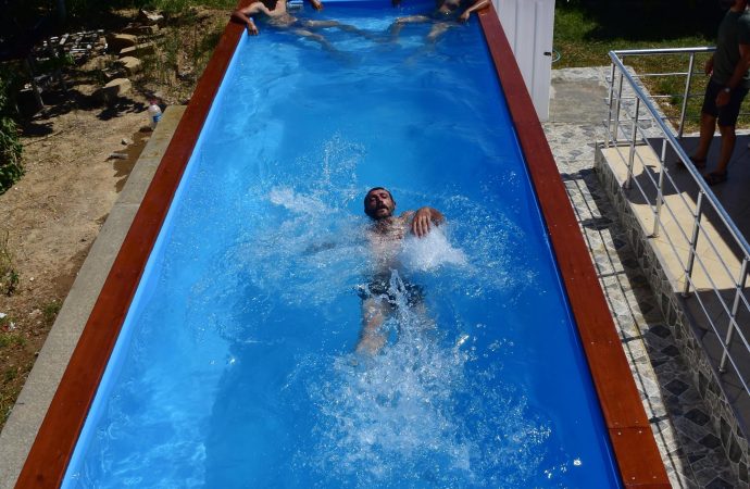 Keyfi de kendi de katlanan havuz büyük ilgi gördü!