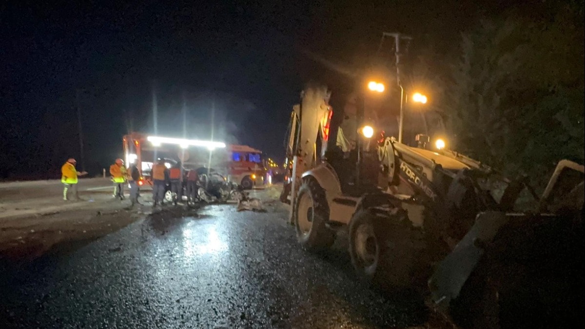 İş Makinesine Çarpan Otomobil Yandı: 5 Kişi Hayatını Kaybetti!
