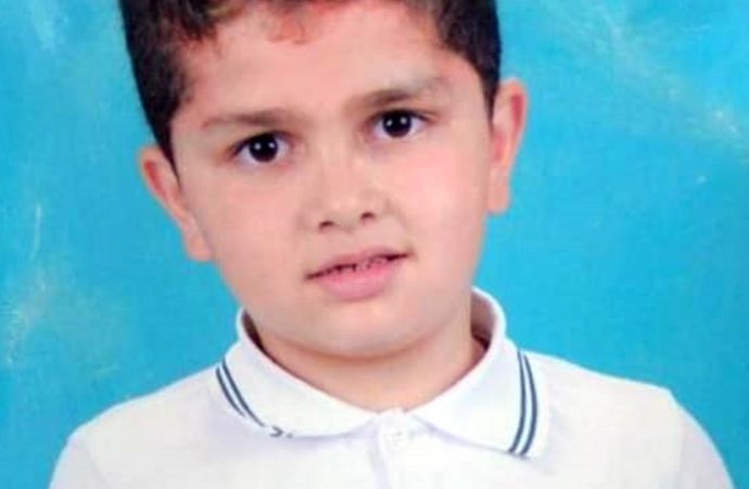 8 yaşındaki kardeşini bıçakla öldürüp, polise teslim oldu!