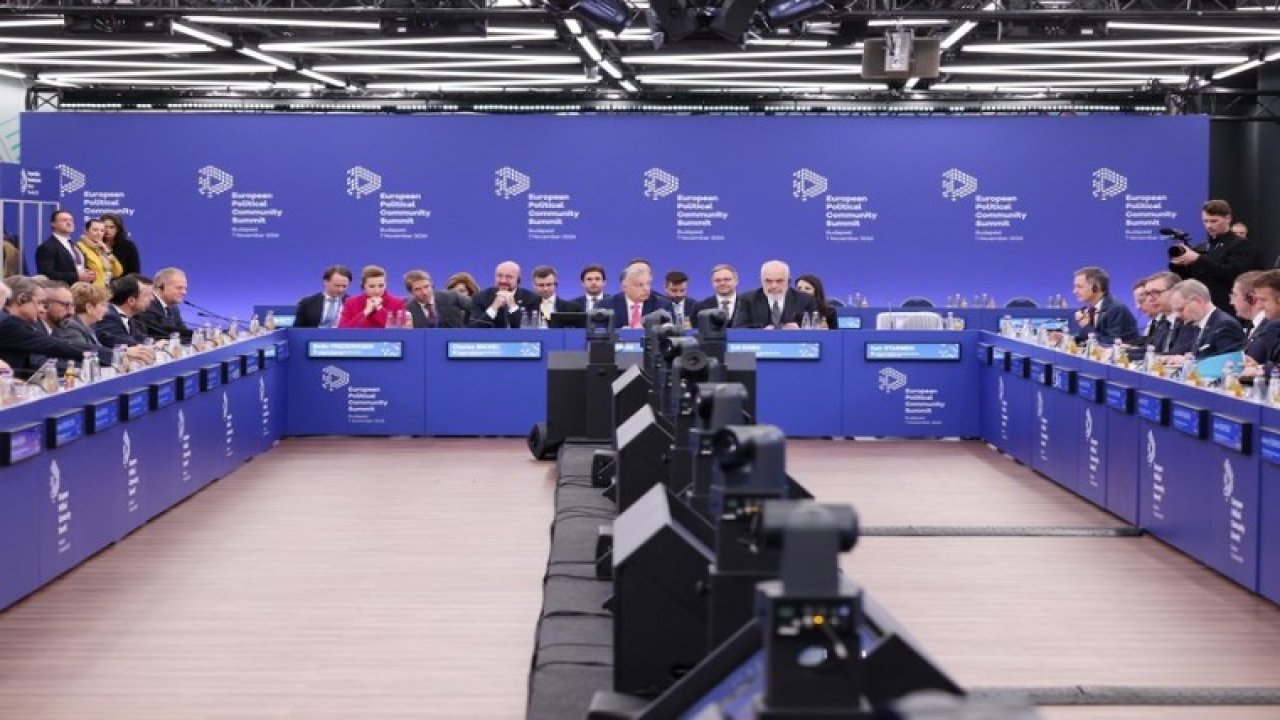 Cumhurbaşkanı Erdoğan, Macaristan'da dünya liderleriyle bir araya geldi!