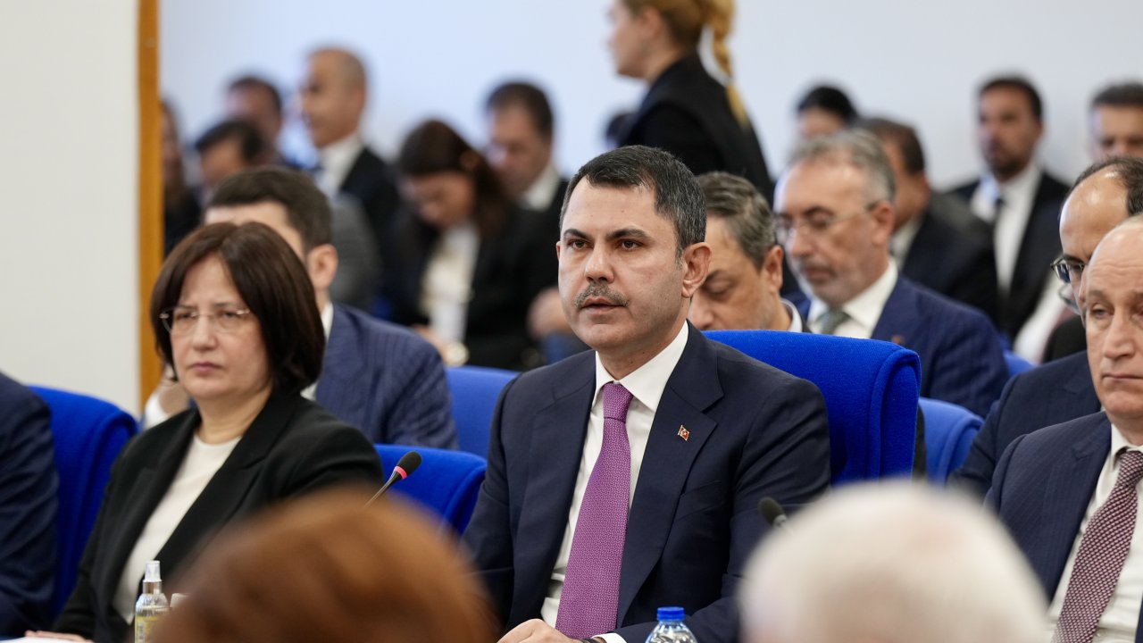 Bakan Kurum, bütçe görüşmelerine bir şişe kirli suyla geldi: Körfez bir zahmet temizlenecek