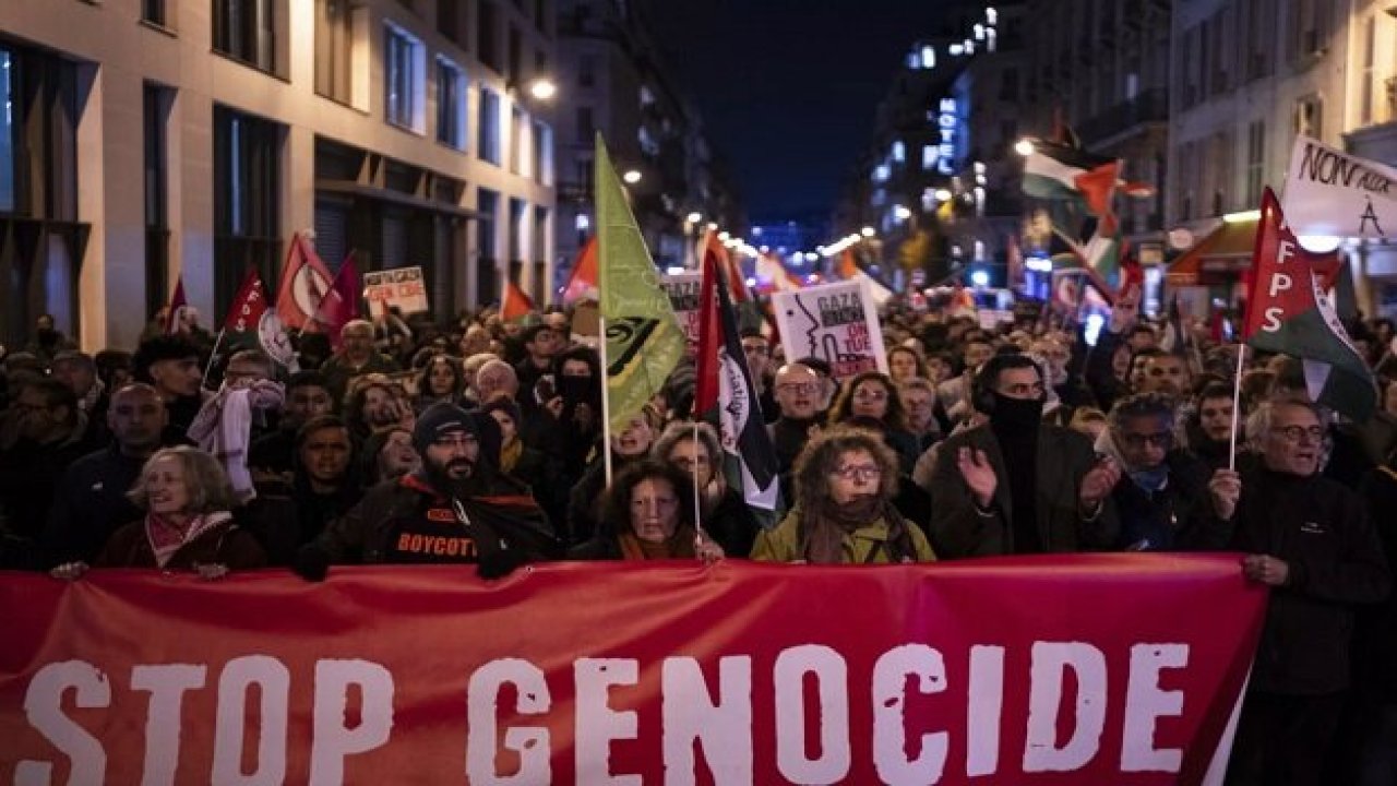 Fransa-İsrail futbol karşılaşması Paris'te protesto edildi!